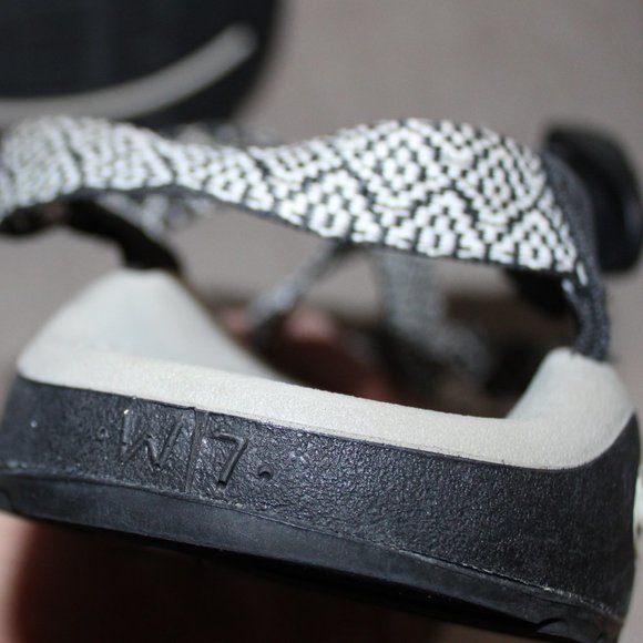 VGCLADIES CHACO STRAPPY SANDALS --7 - BLACK AND WHITE - Picture 6 of 7